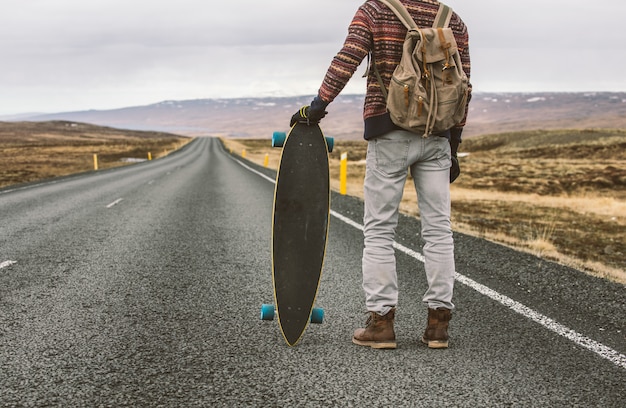 Skatista viajando pela Islândia em seu longboard