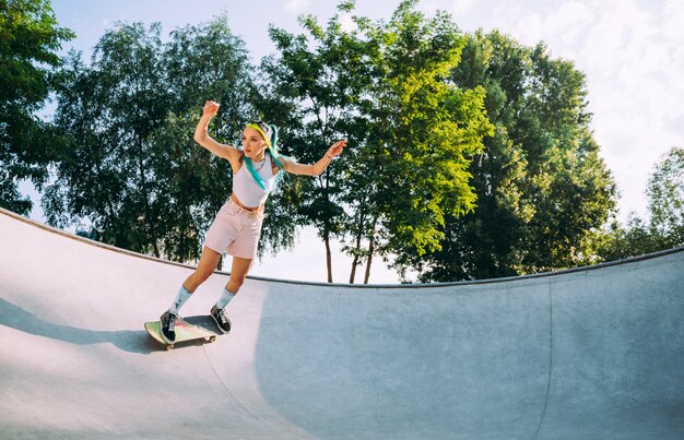 Skatistas profissionais se divertindo na pista de skate