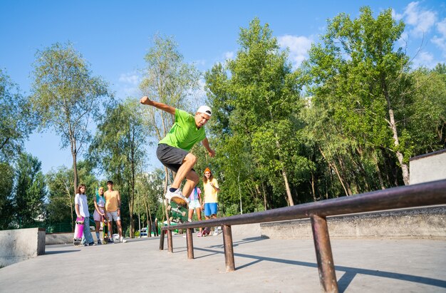 Skatistas profissionais se divertindo na pista de skate