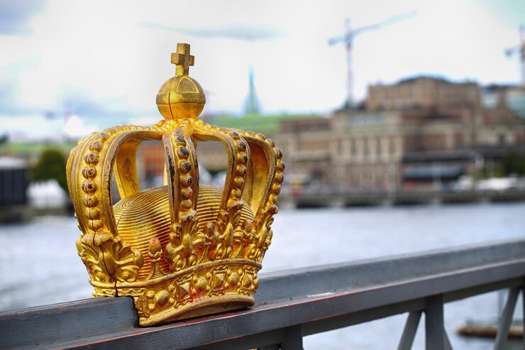 Foto skeppsholmsbron skeppsholm bridge com golden crown em uma ponte em estocolmo suécia