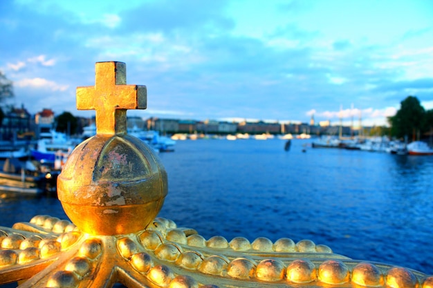 Skeppsholmsbron Skeppsholm-Brücke mit seiner berühmten goldenen Krone in Stockholm Schweden