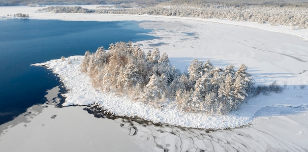 Skerries do parque nacional ladoga, no inverno em karelia rússia, ilha de pedra na neve no lago ladoga