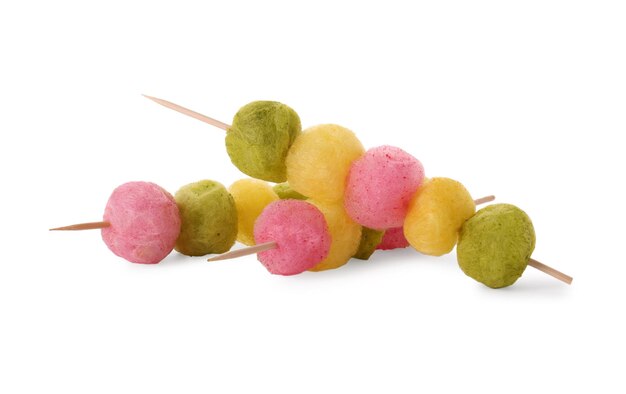 Skewers con bolas de algodón de color aisladas en blanco dulces