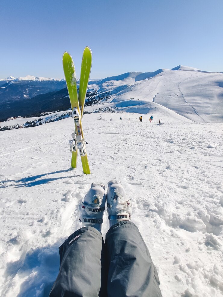 Ski auf den verschneiten Bergen Winterurlaub