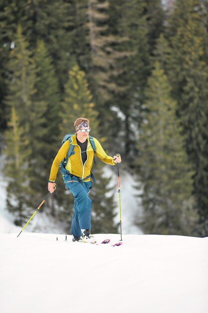 Foto ski-bergsteiger mit robbenfellen hinauf