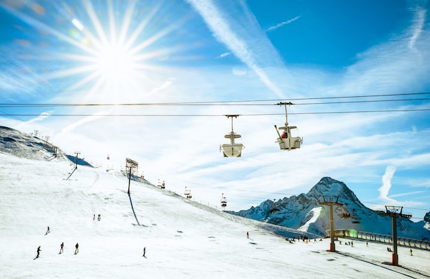 Foto ski resor glaciar y telesilla en los alpes franceses