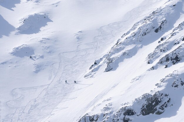 Skialpinisten im verschneiten alpinen Gelände klettern bergauf Slowakei Europa