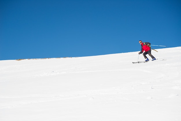 Skifahren auf dem majestätischen italienischen Alpenbogen