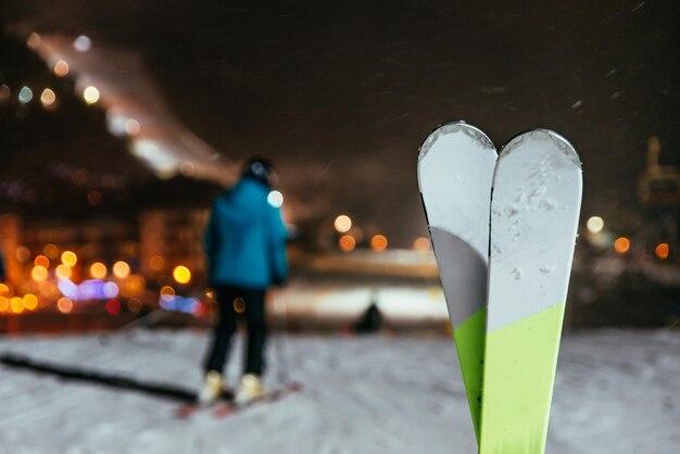 Skifahren auf der Spitze des Hügels