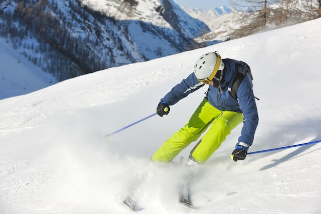 Skifahren auf frischem Schnee in der Wintersaison an einem schönen sonnigen Tag