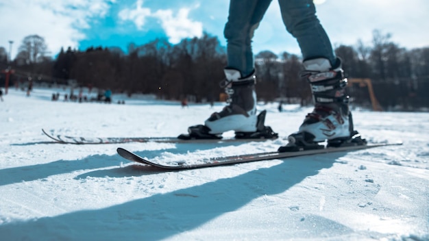 Skifahren des jungen Mannes