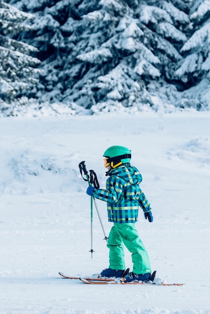 Skifahren des kleinen Jungen