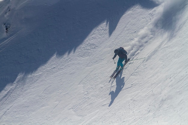 Skifahren in den verschneiten Bergen Winter Freeride Extremsport