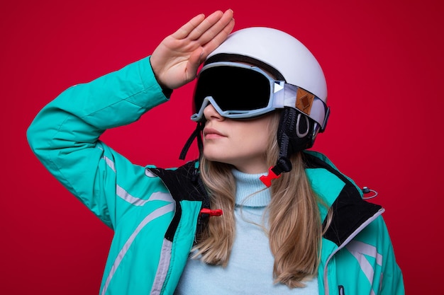 Skifahren und SnowboardenPorträt einer jungen Frau mit Skihelm und Brille