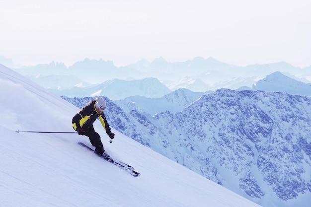 Skifahrer Abfahrt im Hochgebirge, Sölden, Österreich