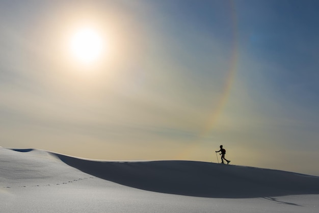 Skifahrer Alpinist mit Regenbogen