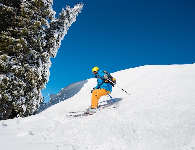 Skifahrer am Hang in den Bergen am Wintertag