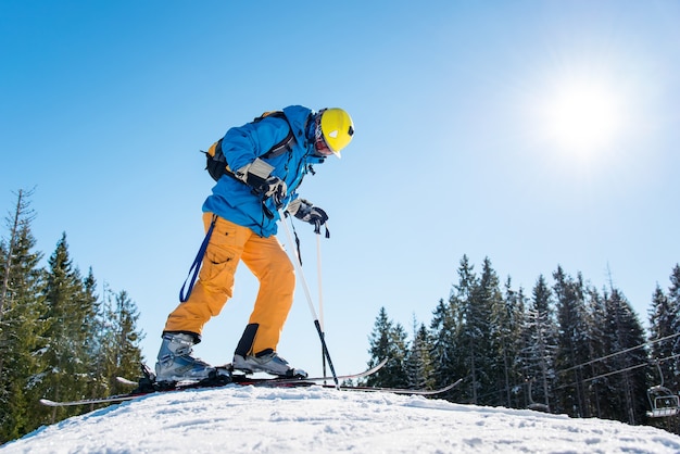 Skifahrer am Hang in den Bergen am Wintertag