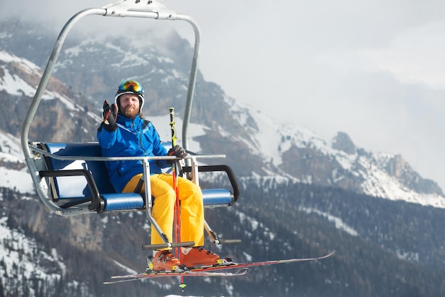 Skifahrer am Skisessellift