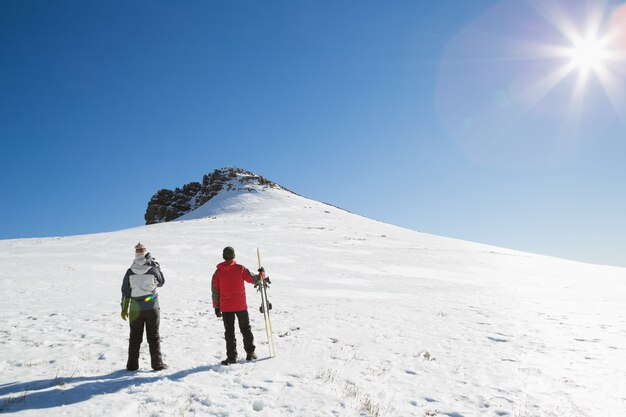 Skifahrer auf Schnee bedeckten Landschaft an einem sonnigen Tag