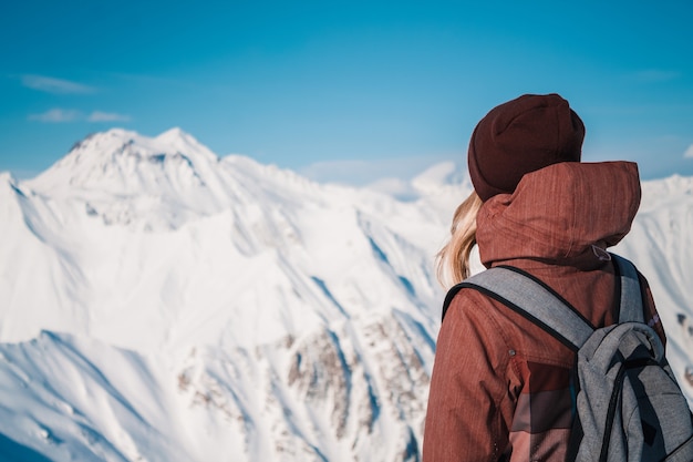 Skifahrer auf Schneebergen an einem schönen Sonnentag. Kaukasus-Berge im Winter, Georgia, Region Gudauri.