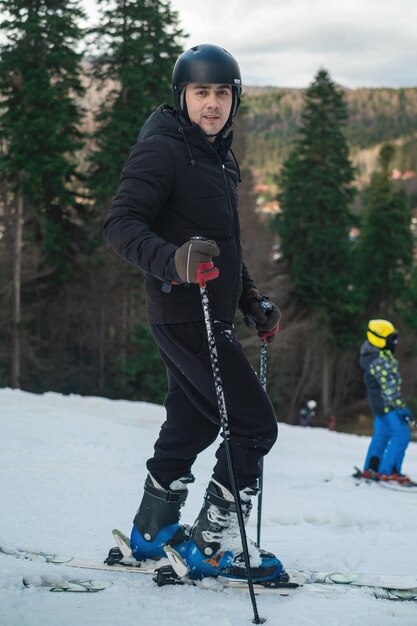 Foto skifahrer beim abstieg an einem sonnigen tag in hohen bergen