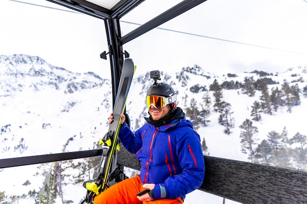 Skifahrer, der mit der Seilbahn fährt