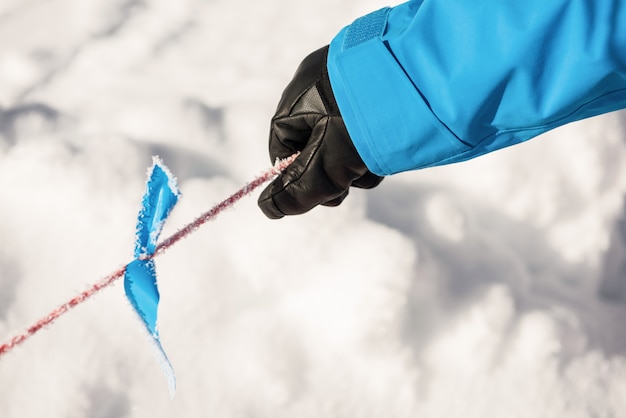 Skifahrer, der Stange im Schnee hält