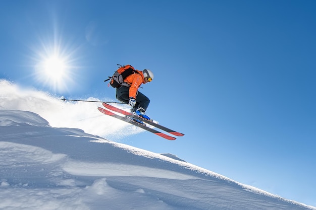 Skifahrer fliegt mit Geschwindigkeit durch den Himmel