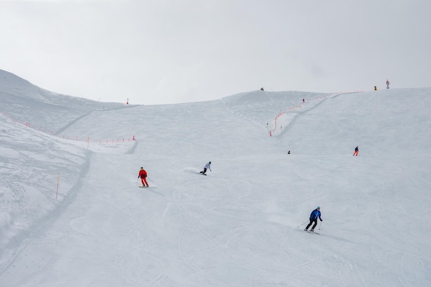 Skifahrer genießen Wintersport auf schneebedeckten Berghängen