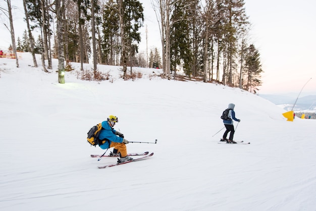 Skifahrer im Skigebiet im Winter