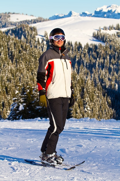 Foto skifahrer in bergen