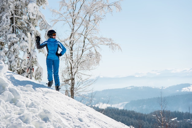 Skifahrer in den Bergen