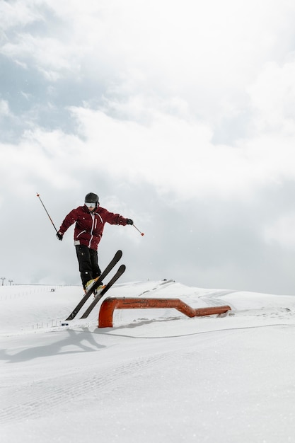 Skifahrer mit Ausrüstung, die vollen Schuss springt