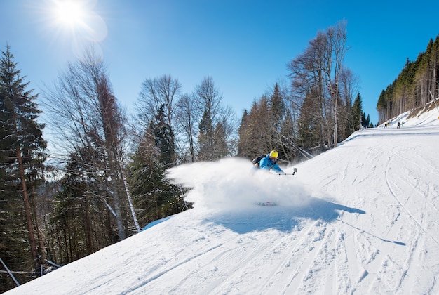 Skifahrer schießen mit Action-Kamera