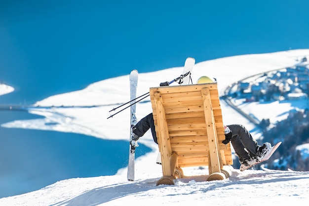 Skifahrer und Snowboarder in Ruhe