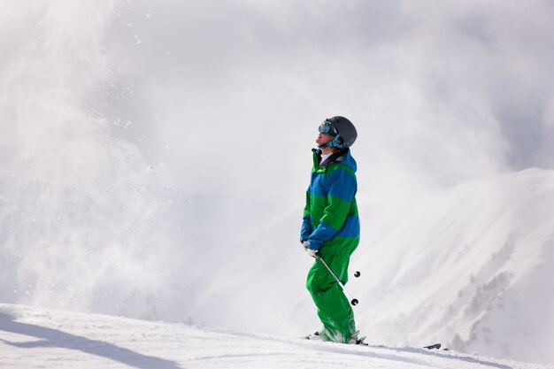 Skifahrer wischt Schnee ab