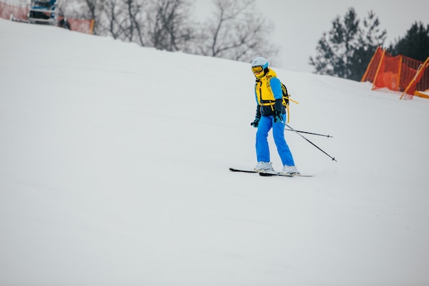 Skifahrerin am Skipiste Winter Extremsport