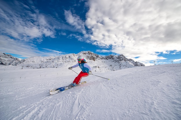 Skifahrerin im Skigebiet