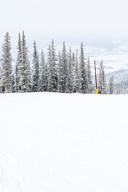 Skigebiet am Ende der Saison nach dem Schneesturm in Colorado.