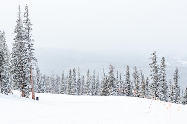 Skigebiet am Ende der Saison nach dem Schneesturm in Colorado.