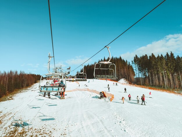 Skigebiet am sonnigen Tag Kopienraum