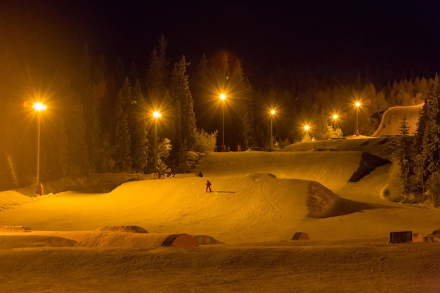 Skigebiet bei Nacht