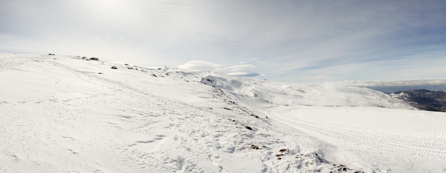 Skigebiet der Sierra Nevada im Winter