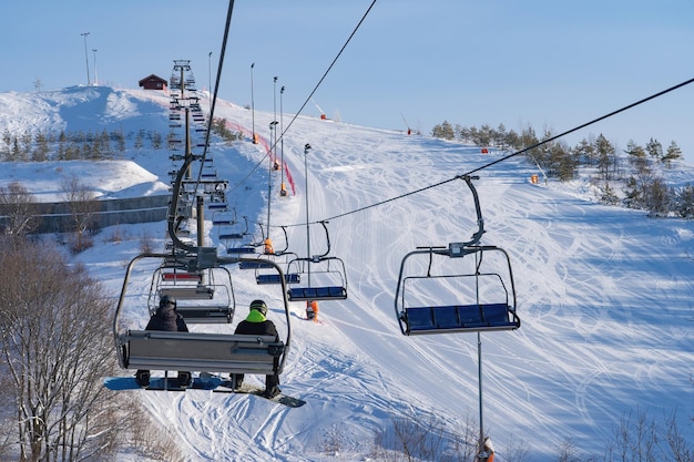 Skigebiet in Russland mit schneebedeckten Bäumen und einem Sessellift-Wintertag