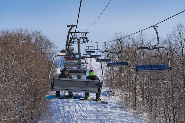 Skigebiet in Russland mit schneebedeckten Bäumen und einem Sessellift-Wintertag