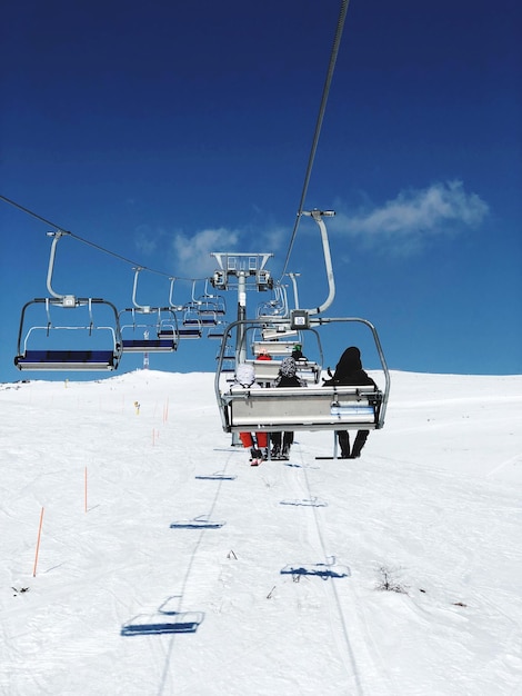 Foto skilift auf einem schneebedeckten berg gegen den himmel