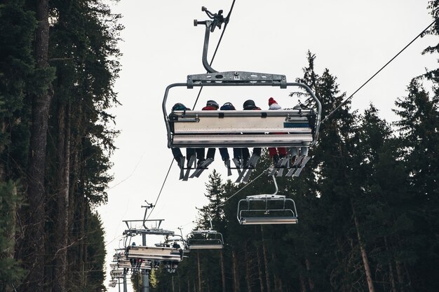 Skilift, der Leute im Balkan hebt, mit Tannenbaum im Hintergrund