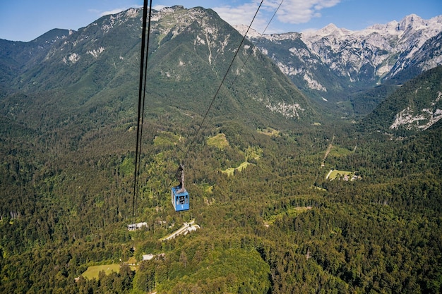 Skilift im älteren Stil auf Velika Planina Slowenien Berghütte oder Haus auf dem idyllischen Hügel Velika Planina