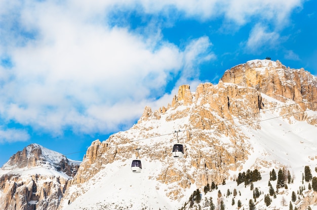 Skilift im Skigebiet Val di Fassa im Winter Dolomiten, Italien